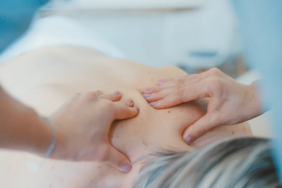 Fisioterapeuta tratando la espalda de una paciente
