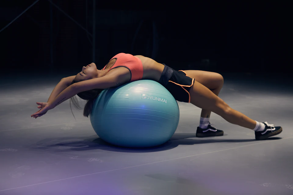 Mujer haciendo ejercicio sobre una pelota de estabilidad