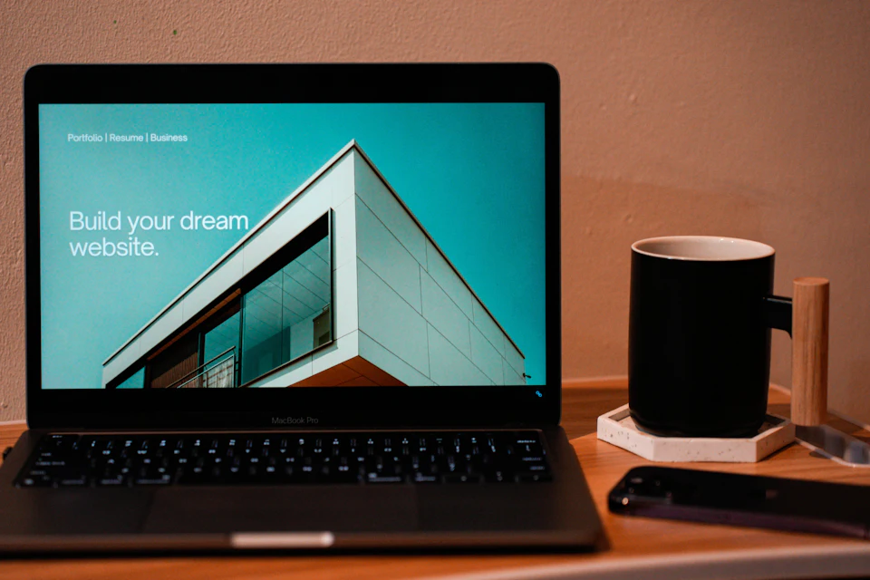 Ordenador portátil con una página web en pantalla